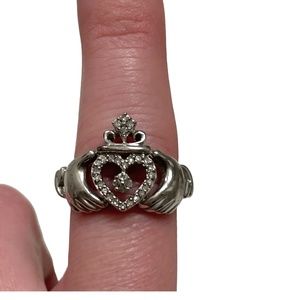 Helzberg  Diamonds heart and hands ring size 5.5 (16mm)